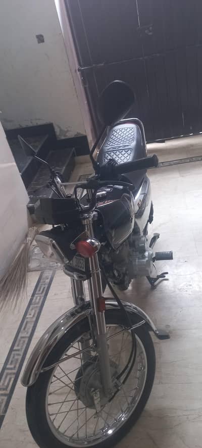 Honda 125 silver edition