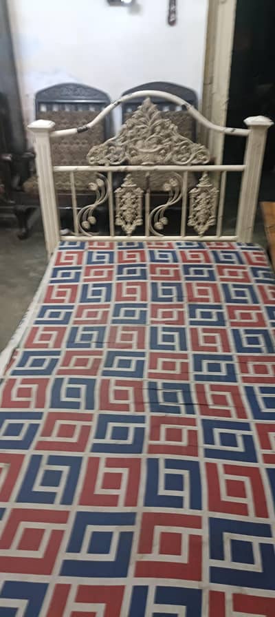 wood and iron single Bed  good condotion
