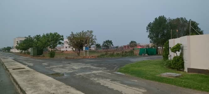 Prime Location Near 70' Road Near 25k Park - Ideal Location For Family Living Surround By Luxury Houses