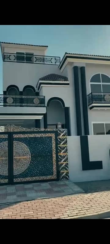 Prime Location 10 Marla Spacious House Is Available In New Metro City For Sale