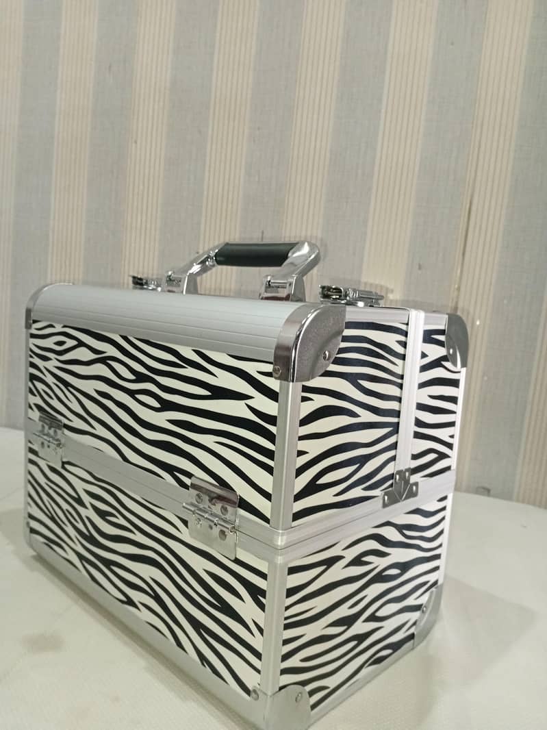Makeup box/Vanity 1