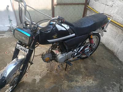 bike Acha hai , Abbottabad Ka nmbr laga howa hai jis KO b chaye argent