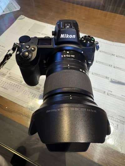 Nikon z6 with Nikon 24.70 mm with 2 original betrays box and charger