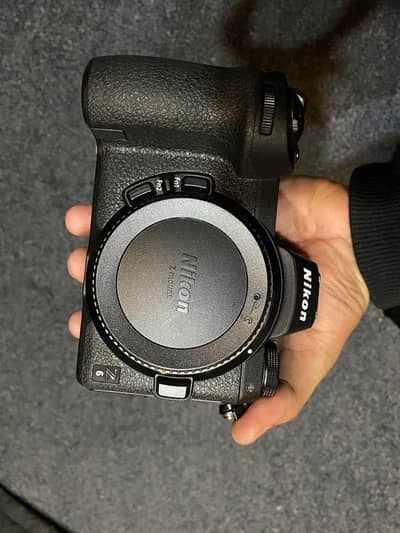 Nikon z6 with Nikon 24.70 mm with 2 original betrays box and charger