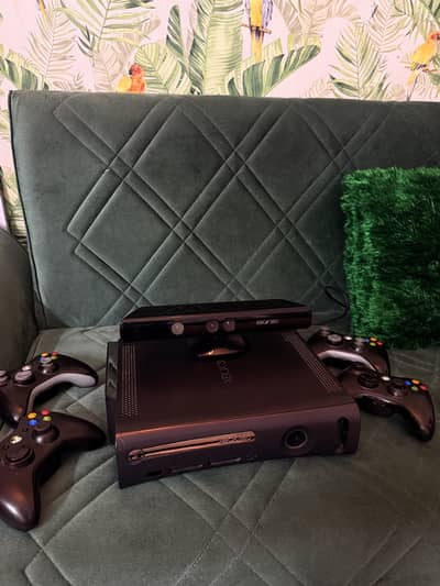 Xbox 360 with 4 Controllers and Kinect