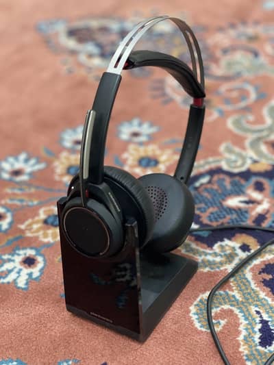 Plantronics voyager focus UC bluetooth headset with charging stand