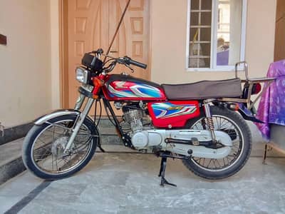 Honda CG-125 is for sale in new condition. . .