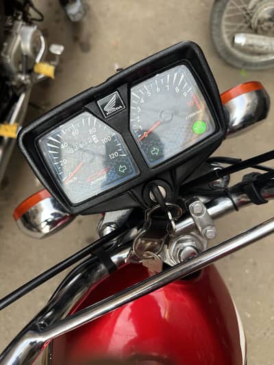 2025 9th month like new bike urgent sale pament need noo bargning