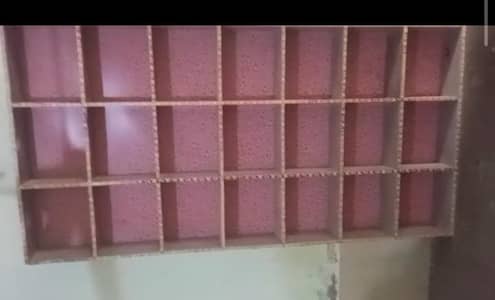 2 reck hain6 inch choraai hai 3 by 3 feet ky box hain