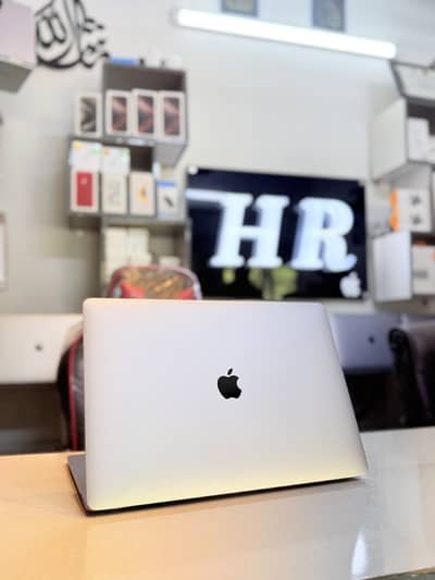 Apple MacBook Pro 15” 2018 Core i7 32GB 512GB Radeon 4GB mint conditon