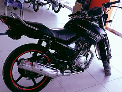 Yamaha YBR Black with Digital Meter & Five Gears Model 2017