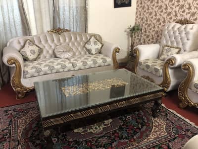 7 seater almost new sofa set with table
