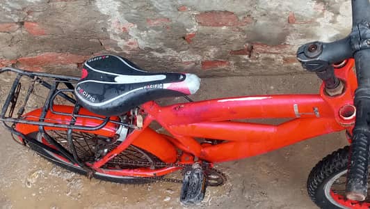 Classic Red Bicycle with Durable Frame – Perfect for Rides"For kids