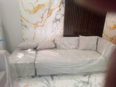 6 seeter sofa and 1 stool. 2  senter tebel