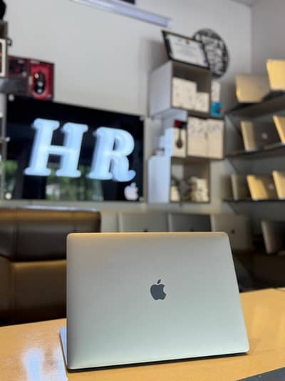 Apple MacBook Pro 15” 2018 Core i7 32GB 256GB Radeon 4GB mint condtion