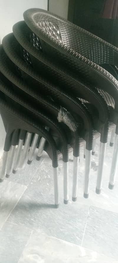 6 chairs without table condition good  all ok no crack