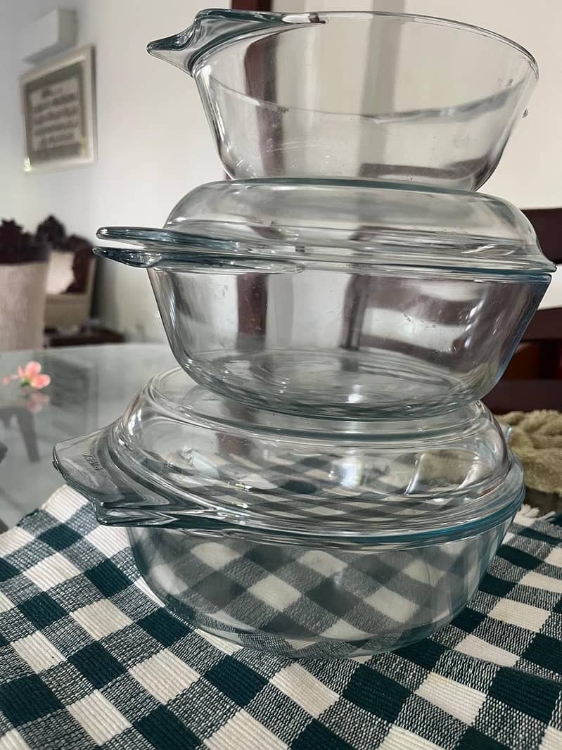 Pyrex serving  dishes 0