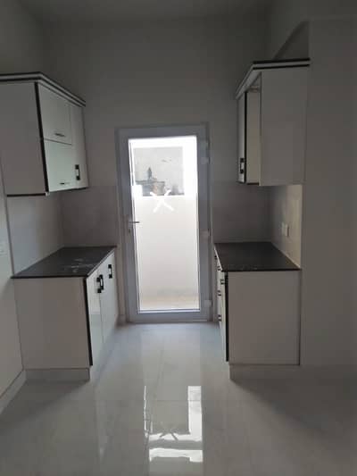 PHASE 6 VIP LAVISH 3 BEDROOM FLAT FOR RENT WITH LIFT PARK FACING CORNER SLIGHTLY USE. NO BROKER ONLY FOR CLINT