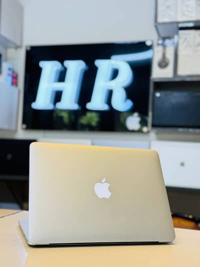 MacBook Pro 2015 (Ratina display 13", i7, 16/128GB} upto 8 hrs backup