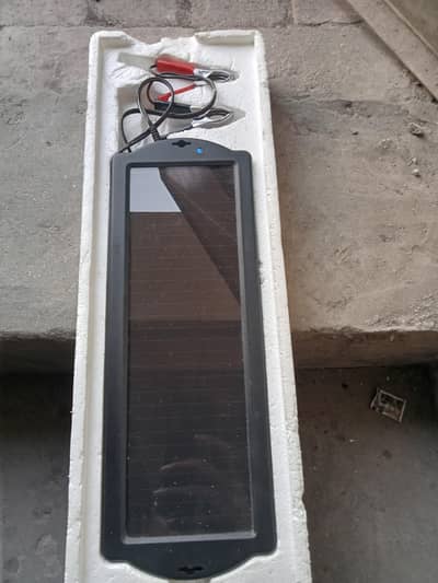 solar panel bahir ka hai yeah car ki battery charge karta hai