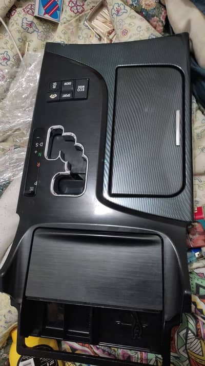 Crown 2008 centre console with black trims