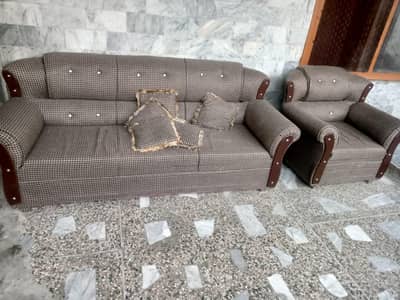 السلام علیکم یہ 5 سیٹرل صوفا ہے اس میں ایک صوفہ تھوڑا خراب ہے