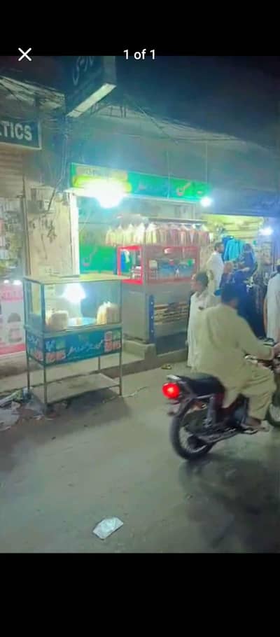 سارے سامان کے ساتھ چپس سموسہ پکوڑا کاؤنٹر