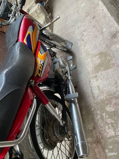 bht saf achi bike h majburi ki wajaa sy sale kr ra ho bs bhi