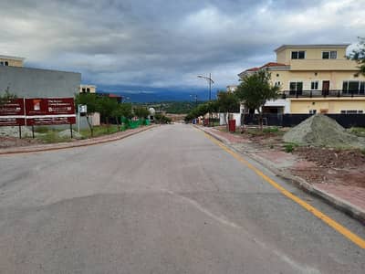 10Marla Ideal Location Park Facing Plot With Stunning Hills View