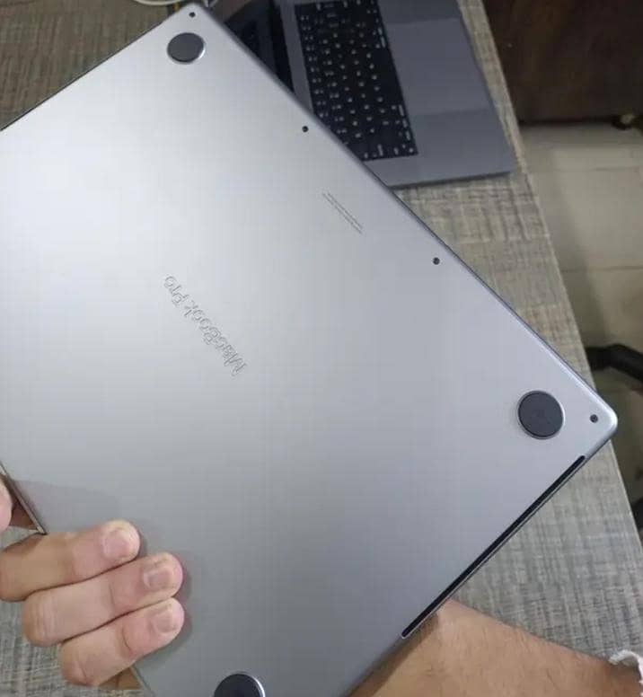 Apple MacBook Pro M2 1