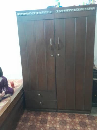 2 pic wooden wardrobe 2pic jhur b sakty algh b ho jty