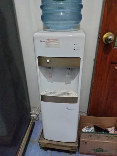 Gree water dispenser with mini fridge for sale
