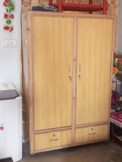 2 door almari order par tiyar nechay tair b lagay hoy hain