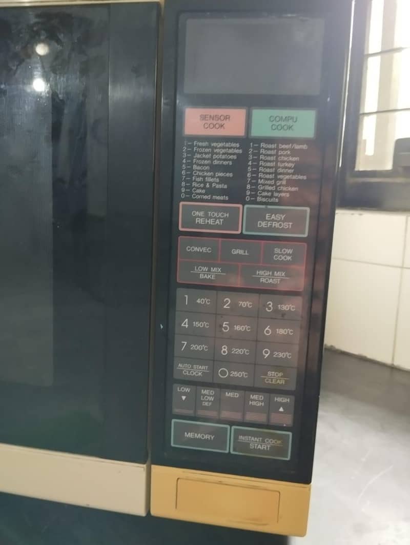 Sharp Carousel type Microwave 1