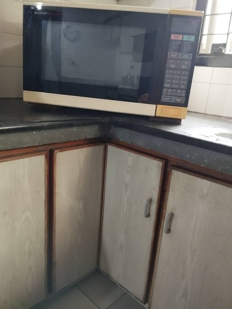 Sharp Carousel type Microwave 4