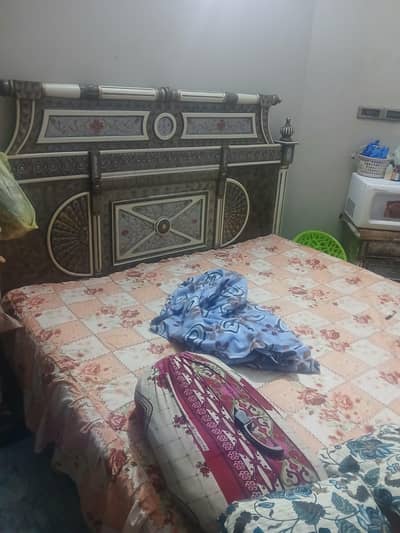 lkre ma bed or side table and dresing h bhot mazbot bana ha