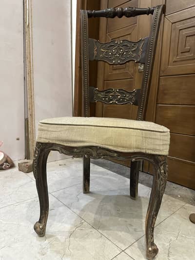 8 عدد چنیوٹ کی شاندار لکڑی کی ڈائننگ چیئرز برائے فروخت