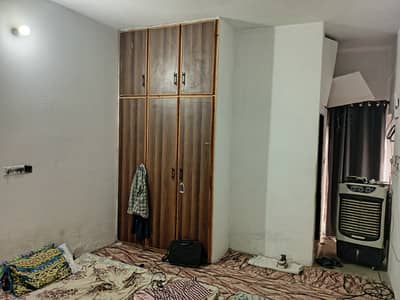 FOR BOYS OR GIRLS. OLD 5 MARLA 3 BED UPPER PORTION FOR RENT