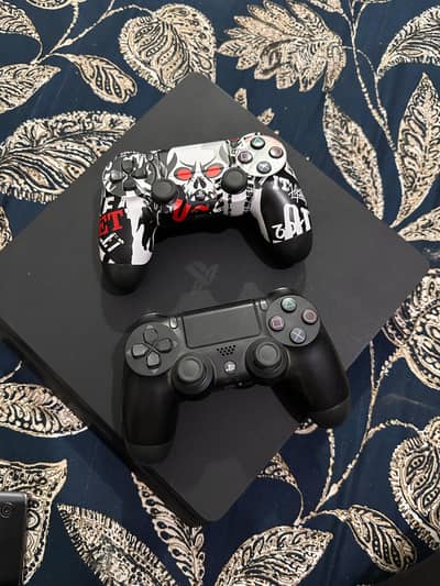 Playstation 4 slim 1TB.