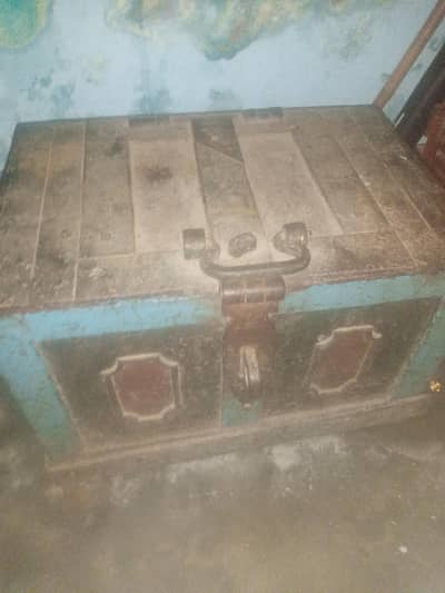 A 100 years old cash box