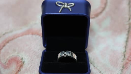 a siver ring with orignal diamond