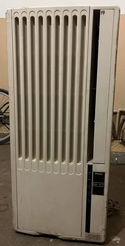 WINDOW AC 110V Mint Condition Gass locked Original