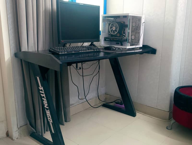 Complete Gaming Setup With Table 6