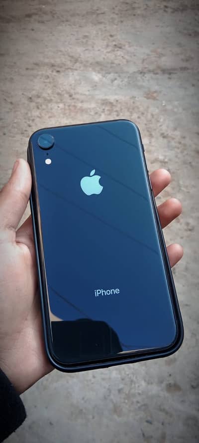 I phone xr 10/10 sim time avaliable 03244283289 64 gb