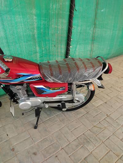 zero bike hai 8300km use main hai. bilkul New bike hai