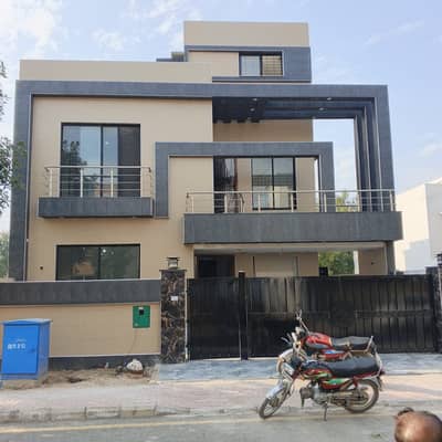 BRAND NEW PRIME LOCATION 10 MARLA HOUSE FOR RENT