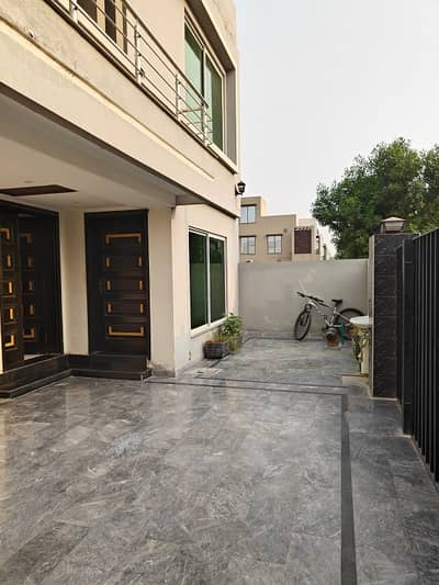 A 10 Marla House Located In Bahria Orchard Phase 1 Is Available For Sale