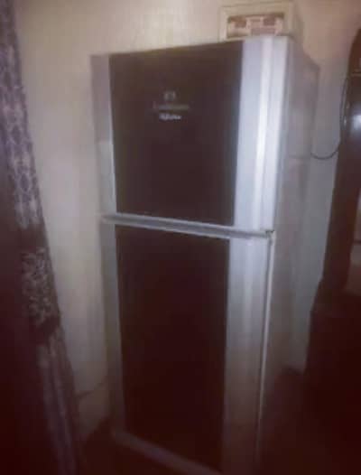 dawlance refrigerator reflection black