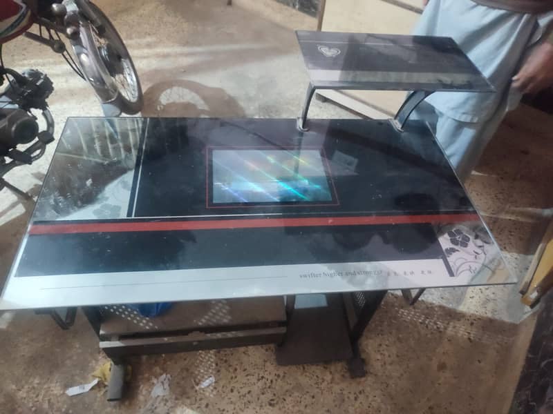 Computer table in good condition 0