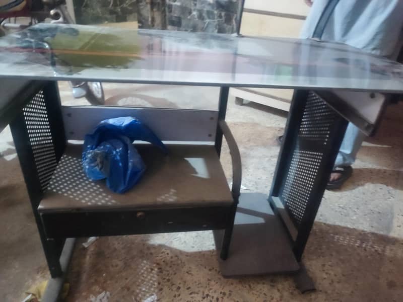 Computer table in good condition 1